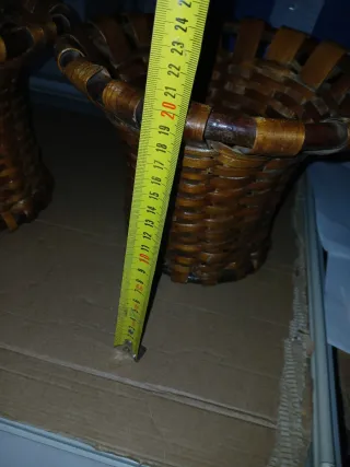 Antiche lampade in vimini marrone