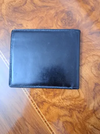 Cartera y llavero de piel negra