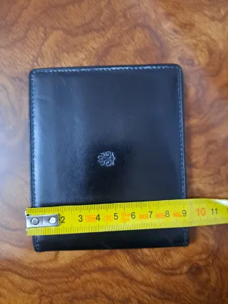 Cartera y llavero de piel negra