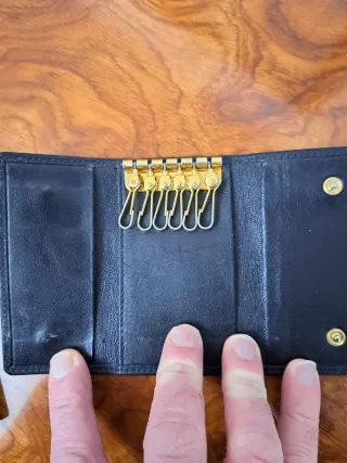 Cartera y llavero de piel negra