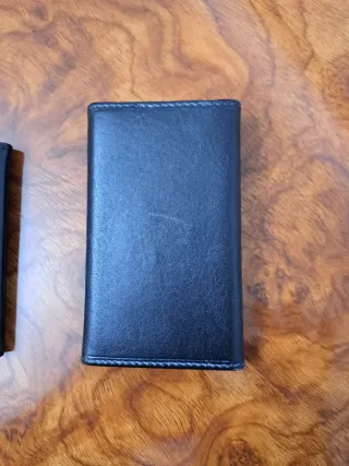 Cartera y llavero de piel negra