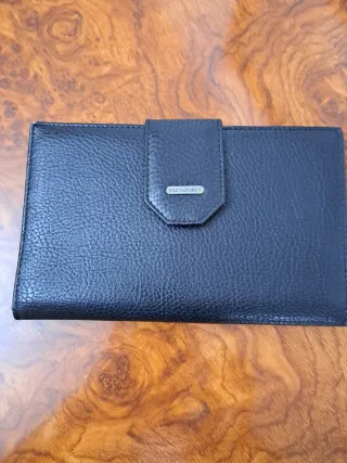 Cartera y llavero de piel negra