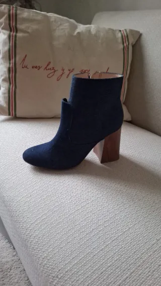 Botines azules con tacón de madera