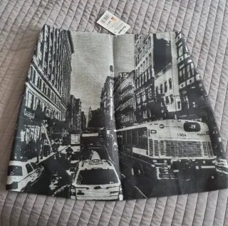 Falda Desigual Estampado NYC. Talla 42.