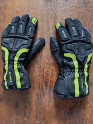 Guantes de moto negros y verdes