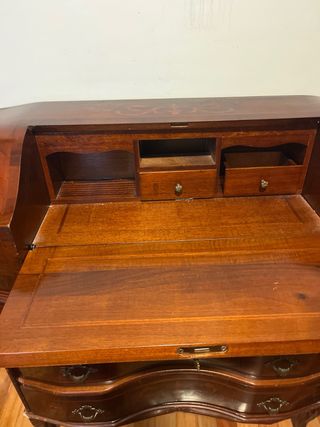 Escritorio antiguo de madera con cajones