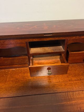 Escritorio antiguo de madera con cajones