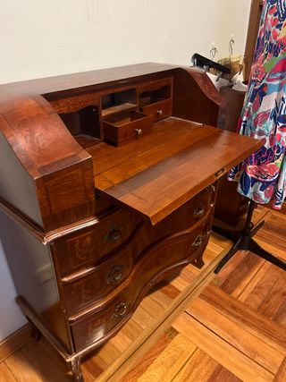 Escritorio antiguo de madera con cajones