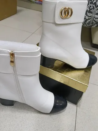 Botines blancos y negros