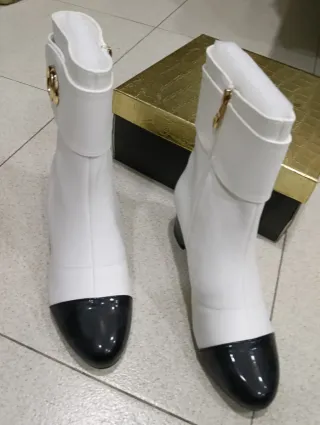 Botines blancos y negros