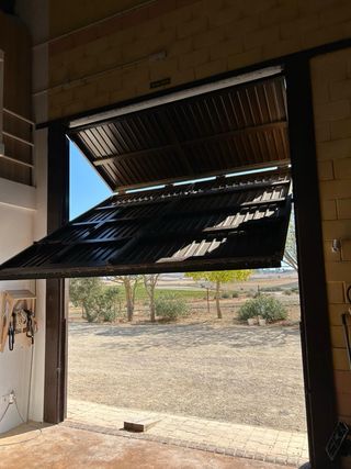 Puerta basculante para nave industrial