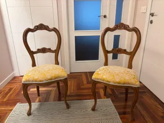 Juego de 2 sillas de madera tapizadas