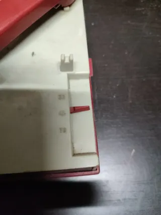 Tocadiscos Portátil Antiguo Beige y Rojo