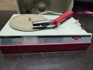 Tocadiscos Portátil Antiguo Beige y Rojo