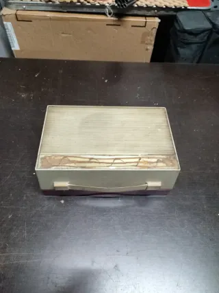 Tocadiscos Portátil Antiguo Beige y Rojo
