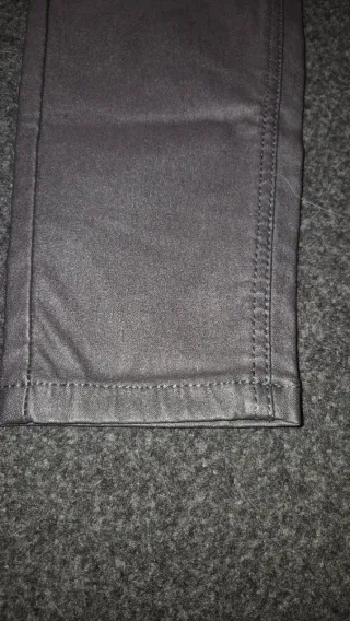 Pantalón efecto piel gris talla 36