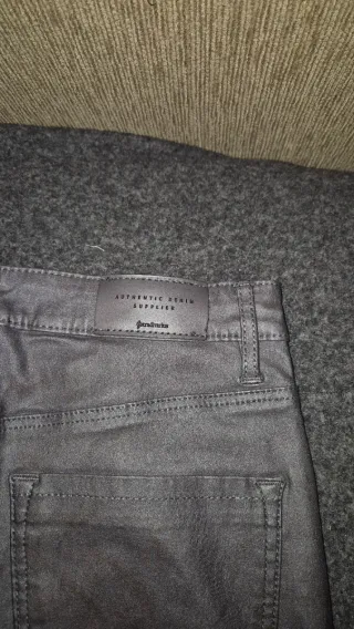 Pantalón efecto piel gris talla 36