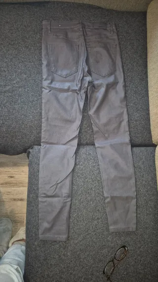 Pantalón efecto piel gris talla 36