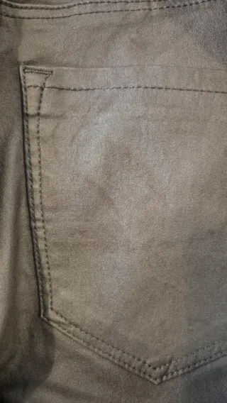 Pantalón efecto piel gris talla 36