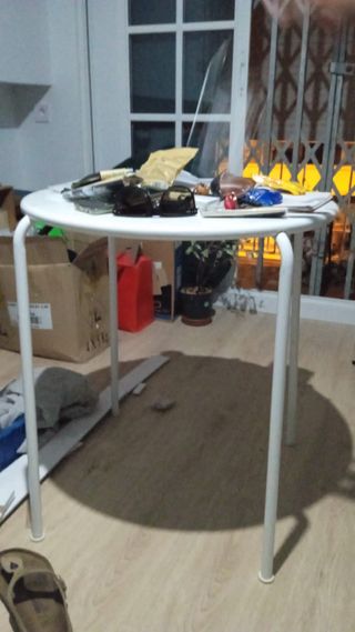 Mesa redonda auxiliar metal y plástico