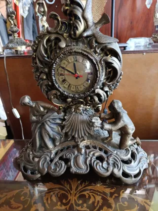 Antigua cómoda con marquetería