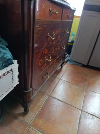 Antigua cómoda con marquetería