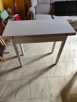 Mesa auxiliar blanca con cajón