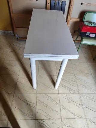 Mesa auxiliar blanca con cajón