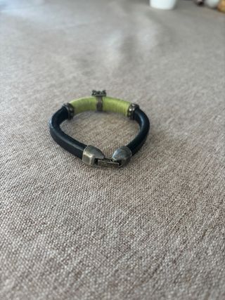Pulsera con dije de búho y cuerda