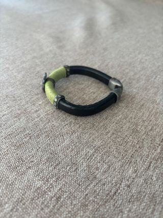 Pulsera con dije de búho y cuerda