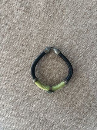 Pulsera con dije de búho y cuerda