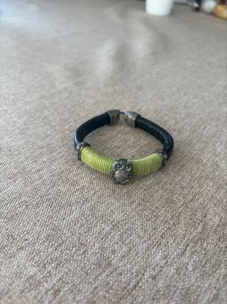 Pulsera con dije de búho y cuerda
