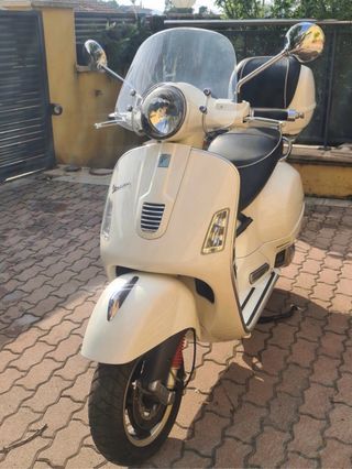 Vespa GTS de 125 cc Scooter Beige
