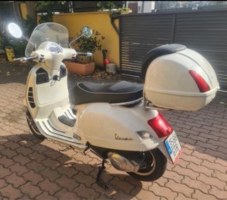 Vespa GTS de 125 cc Scooter Beige