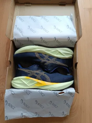 Zapatillas Asics Novablast 5 Azul/Amarillo