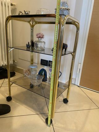 Carrello porta oggetti in ottone e vetro