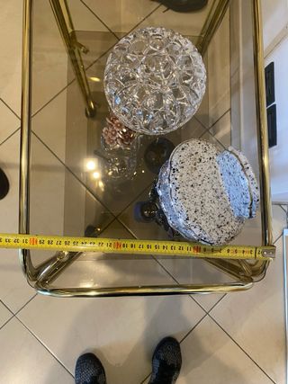 Carrello porta oggetti in ottone e vetro