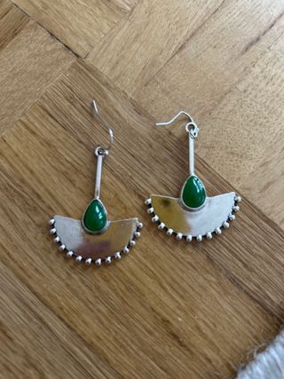 Pendientes plateados con piedra verde