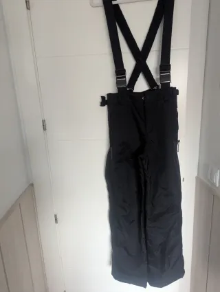 Pantalón de esquí negro con tirantes.COLUMBIA
