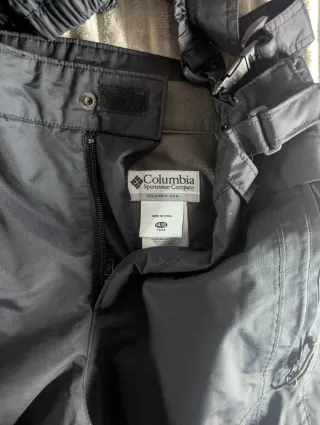 Pantalón de esquí negro con tirantes.COLUMBIA