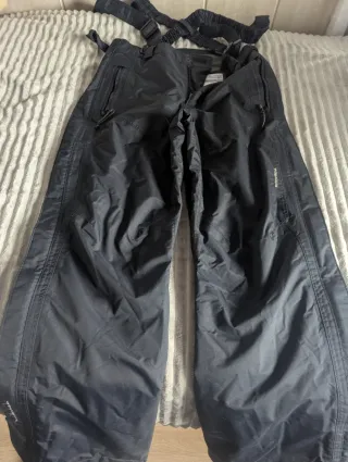 Pantalón de esquí negro con tirantes.COLUMBIA