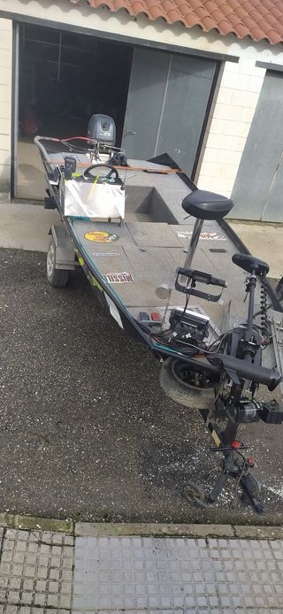 Embarcación de pesca Black Bass