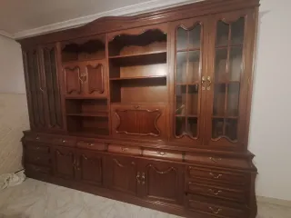 Armario de madera con vitrina