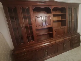 Armario de madera con vitrina