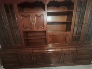 Armario de madera con vitrina