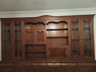 Armario de madera con vitrina