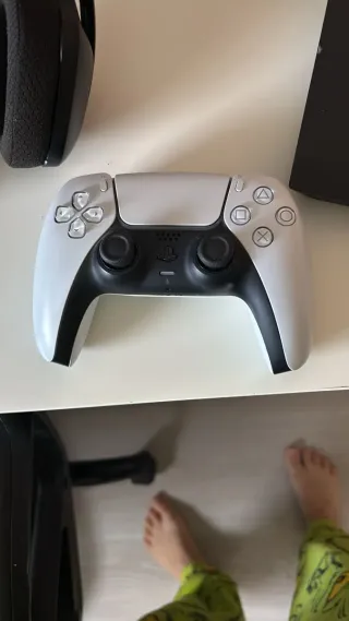 Consola PS5 con casco inalámbrico y mando