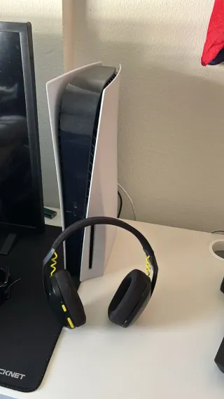 Consola PS5 con casco inalámbrico y mando