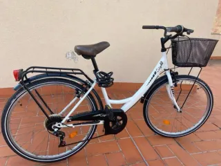 Bicicleta de ciudad blanca