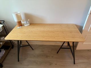 Escritorio de madera y metal